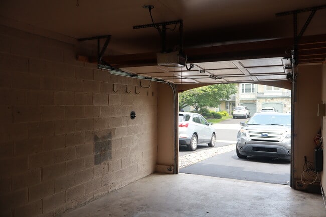 Building Photo - 14 Redwood Ln