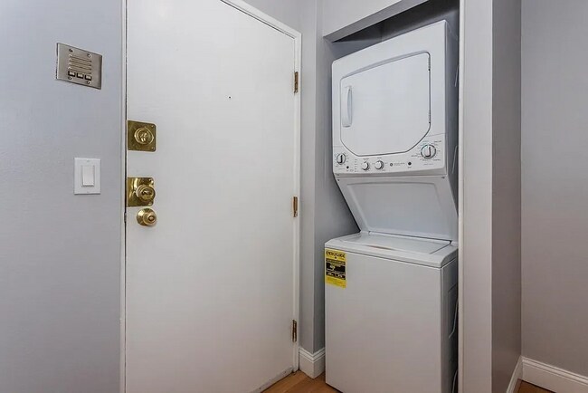 Foto del edificio - 59-69-69 Msgr Patrick J Lydon Way