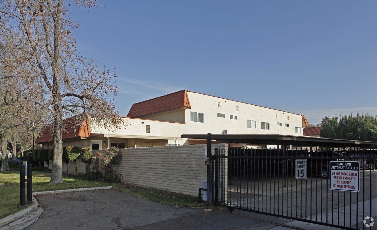 Building Photo - Kenwood Town Homes