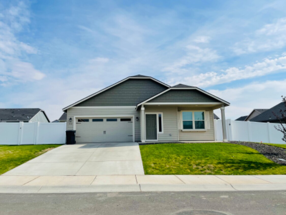 Primary Photo - Charming 3 Bed/2 Bath Single Family Home i...