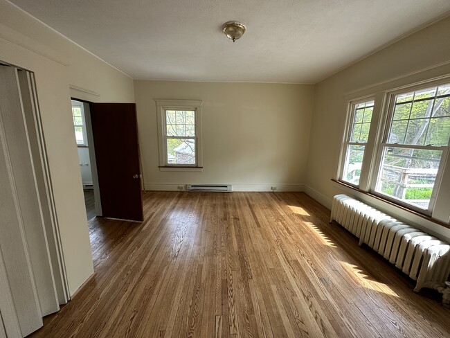 Building Photo - Newly renovated 2 Bedroom Apartment.