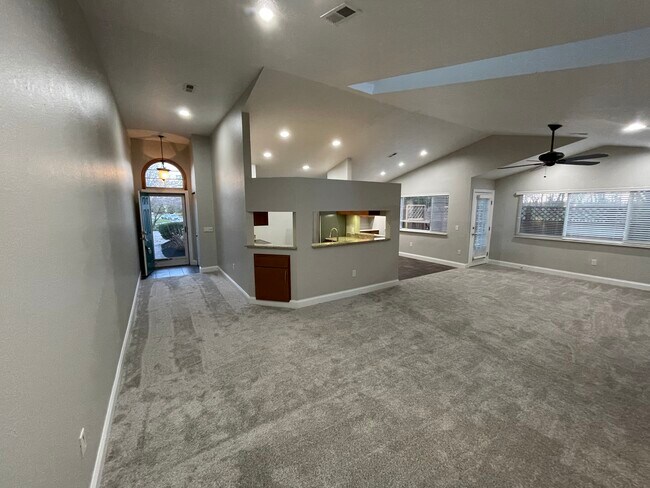 Building Photo - 711 Shadow Ln
