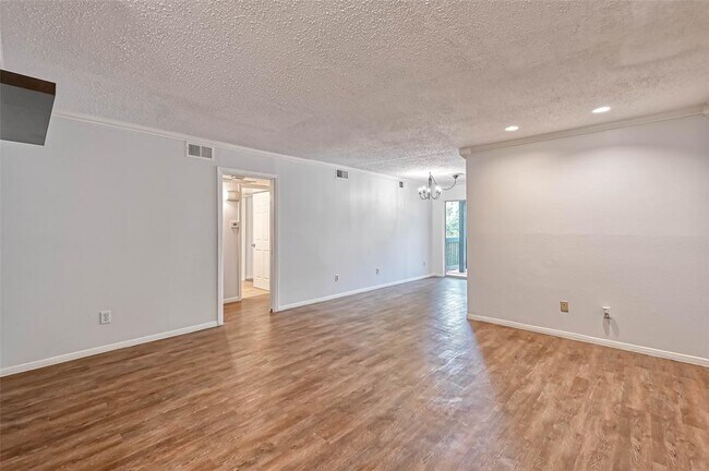 Building Photo - 8277 Kingsbrook Rd