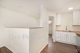 Building Photo - 2324 NE 70th St
