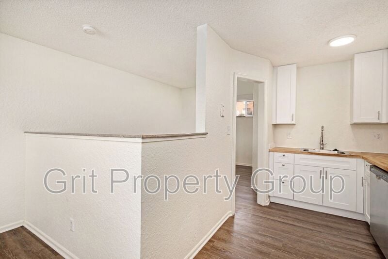 Primary Photo - 2324 NE 70th St