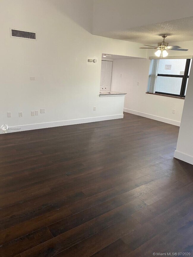 Building Photo - 10221 Fontainebleau Blvd