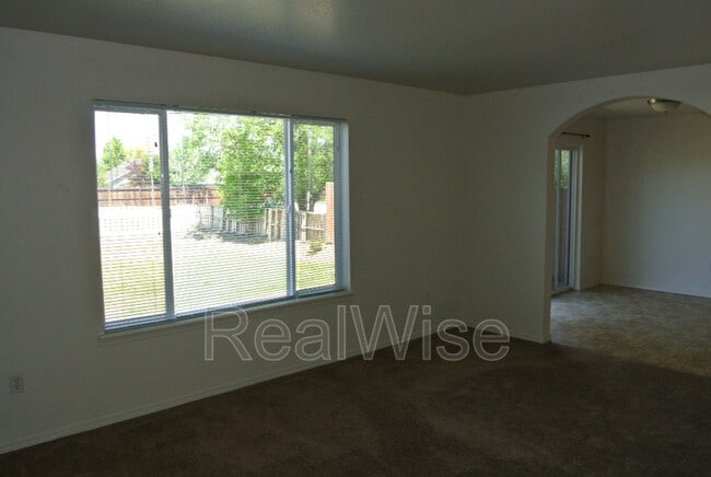 Building Photo - 1931 NW Larch Spur Ct