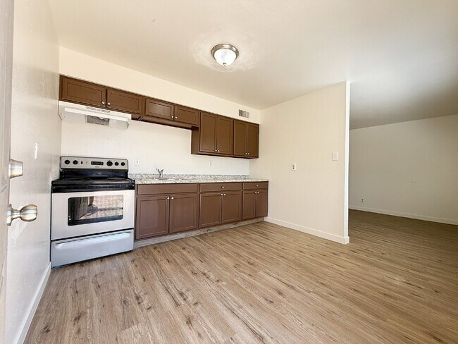 Building Photo - Fully Remodeled 2-Bedroom Townhome in Prim...