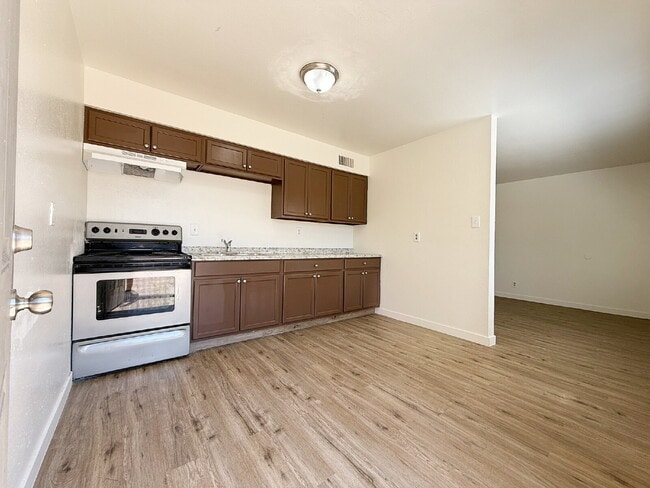 Building Photo - Fully Remodeled 2-Bedroom Townhome in Prime Glendale Location