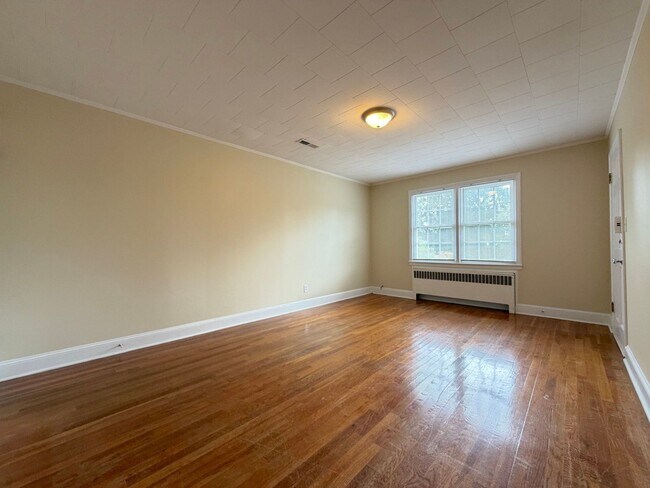 Building Photo - 452 Parkview Dr
