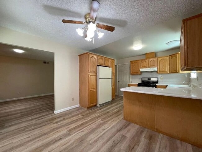 Building Photo - Beautifully Remodeled 5bd Single Story House