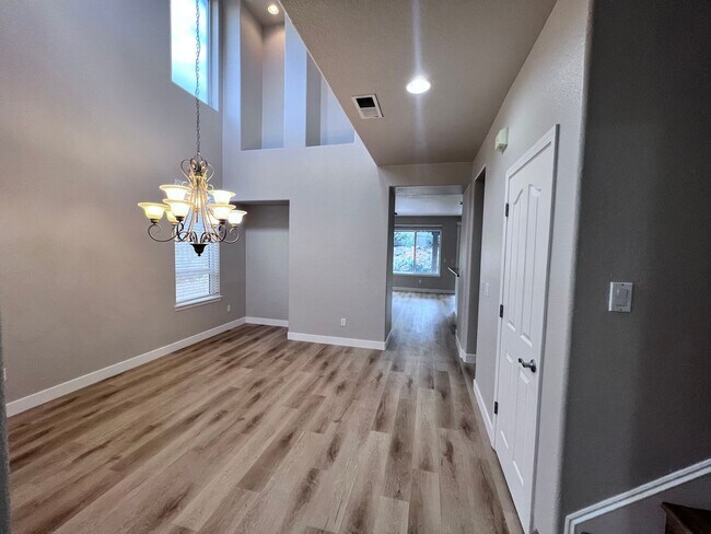 Building Photo - 590 Roseben Dr