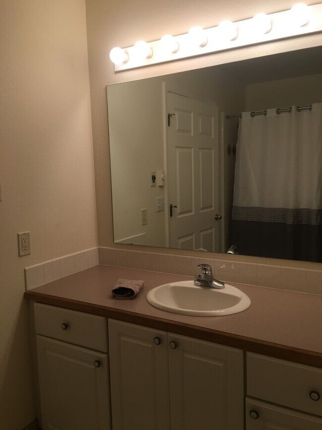 Foto del edificio - One bedroom and one bath Duplex.
