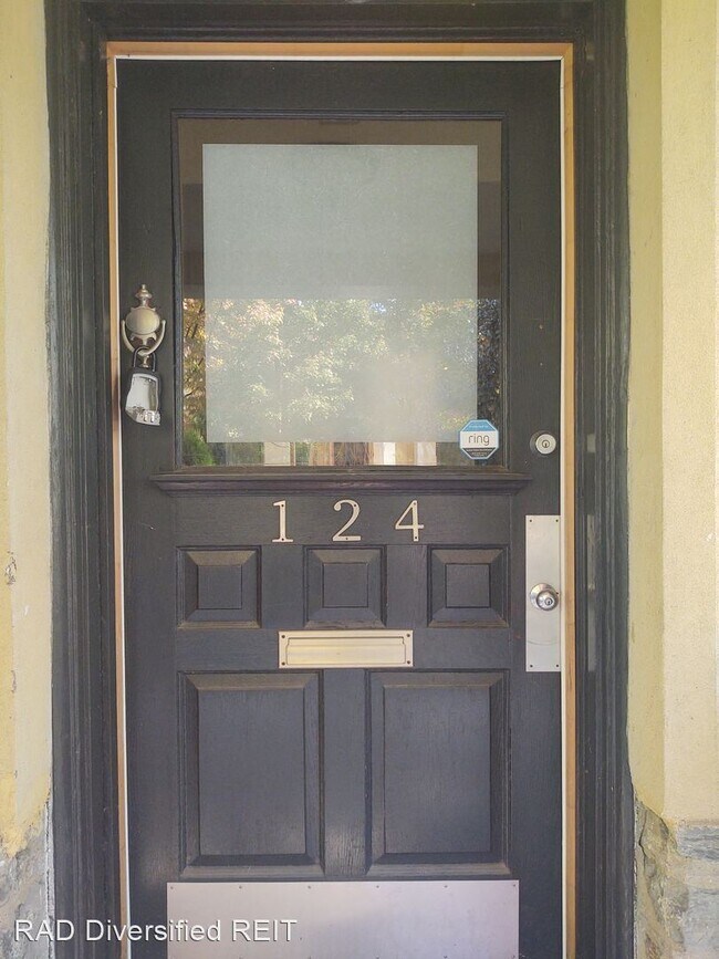 Foto del edificio - 7 br, 4.5 bath House - 124 Pelham Rd