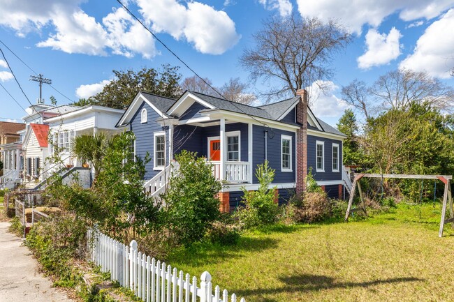 Building Photo - Cozy Retreat  | 2 BD, 1 BA, House near Par...
