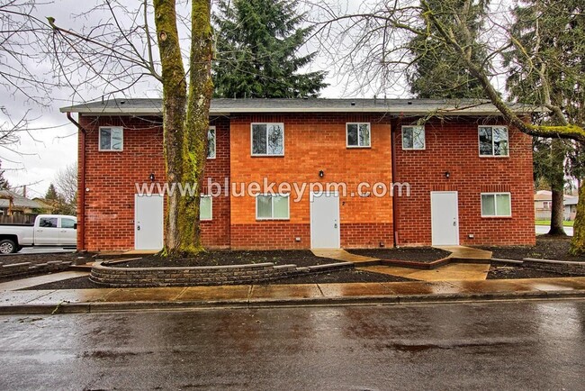 Building Photo - 3 Bed 1.5 Bath  Unit on Grand Blvd in Vanc...