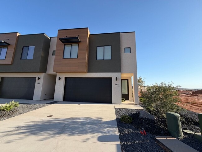 Building Photo - BRAND NEW TOWNHOME FOR RENT BY CRIMSON CLIFFS!
