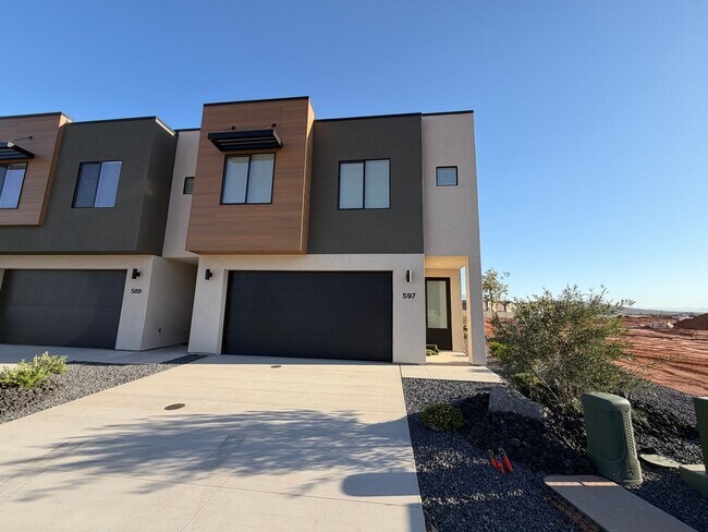 Foto del edificio - BRAND NEW TOWNHOME FOR RENT BY CRIMSON CLIFFS!