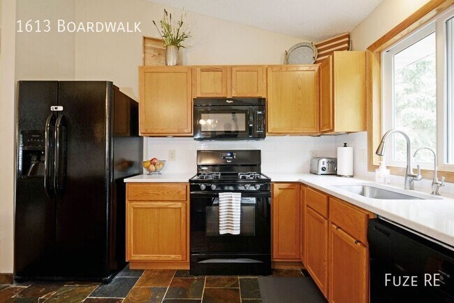 Building Photo - 1613 Boardwalk-