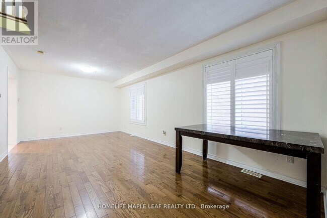 Building Photo - 243 Queen Mary Dr