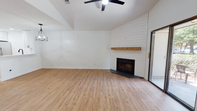 Foto del edificio - Beautifully remodeled 2 bedroom, 2 bath du...