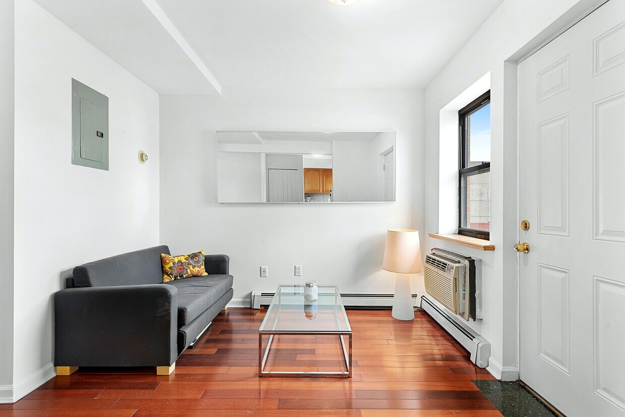 Foto principal - 2 Balconies and ESB Views!