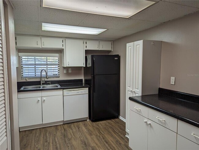 Foto del edificio - 809 Russell Ln