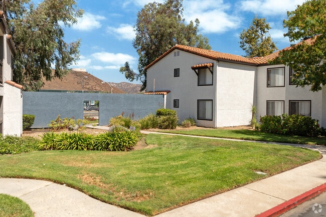 Courtyard - Tierra at Creekside