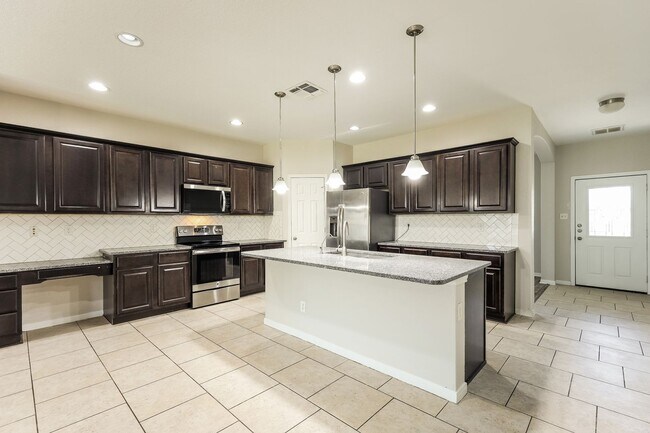 Foto del edificio - HUGE 4 BEDROOM 3.5 BATHROOM HOUSE- ONLY 7....