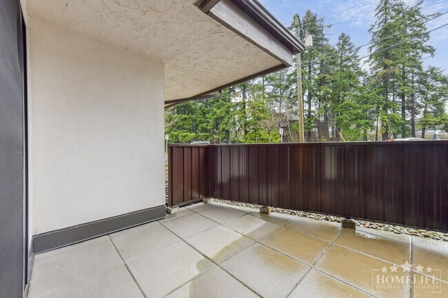 Photo du bâtiment - Coastal Living in a 55+ Community Spacious 1 Bedroom Across from Semiahmoo Shopping Centre