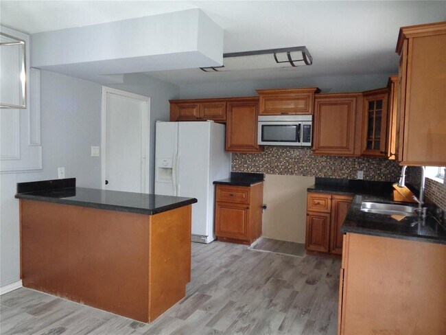 Building Photo - 404 Forest Oaks Ln