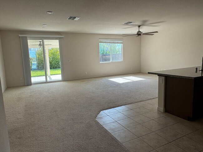 Foto del edificio - Nice Roseville home with RV access