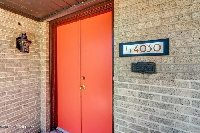 Foto del edificio - 4030 Ortega Blvd