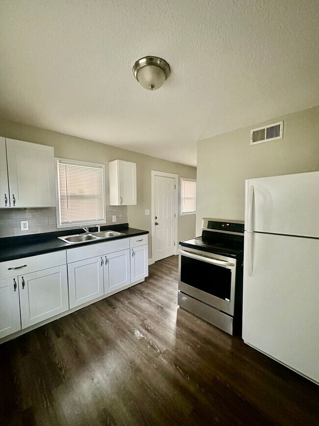 Building Photo - Two Sory 2 Bedroom Duplex For Rent