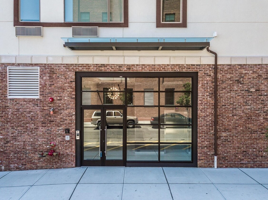 Foto principal - 6122 Hudson Ave