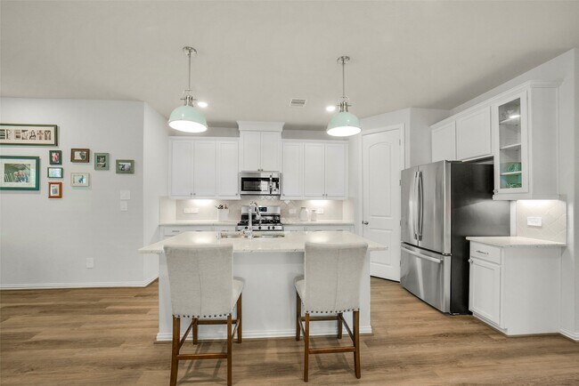 Building Photo - 221 Woods Rose Ct