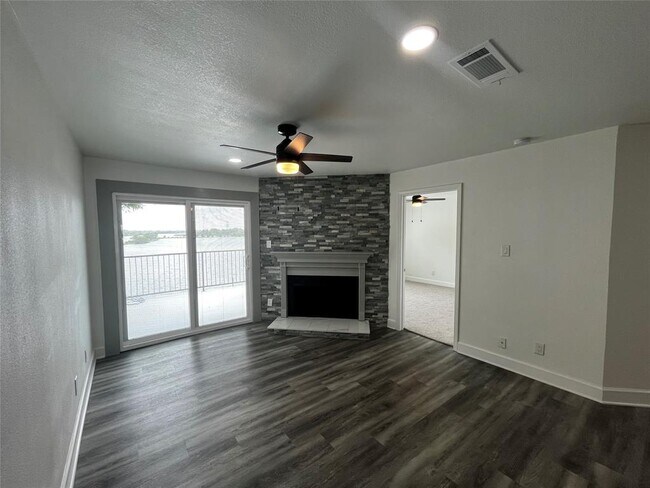 Foto del edificio - 18800 Egret Bay Blvd