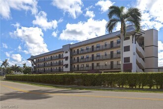 Building Photo - 801 River Point Dr