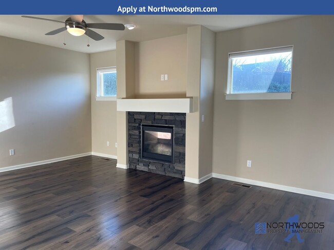 Building Photo - Gorgeous 4 Bedroom 2.5 Bath Home- 2080 Squ...