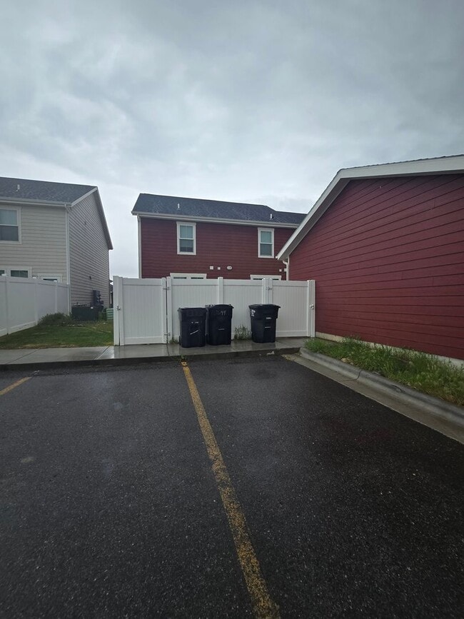 Building Photo - 2 bedroom 2.5 Bathroom Townhome