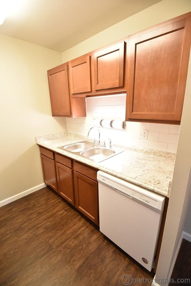 Building Photo - Indian Oaks