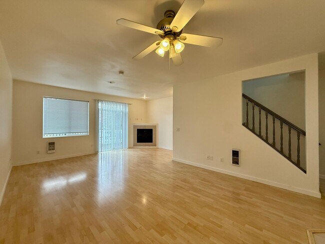 Building Photo - 3 BED 3.5 BATH TOWNHOUSE IN SOUTH BEAVERTON!!
