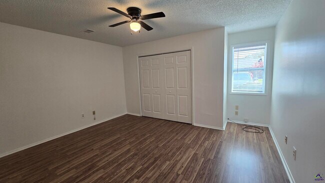 Building Photo - 313 Westcliff Center St