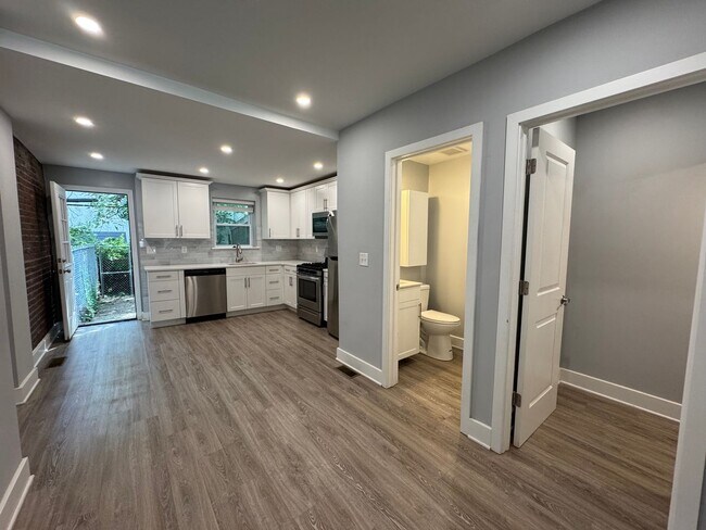 Building Photo - Newly Renovated 3-Bedroom Townhome in Germ...