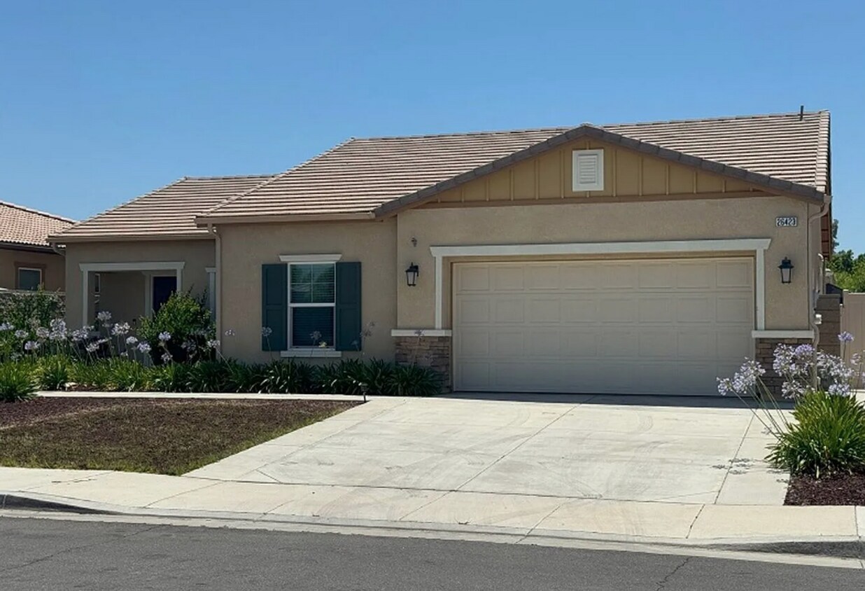 Foto principal - Furnished 4 Bed/2 Bath Plus a Bonus Room U...