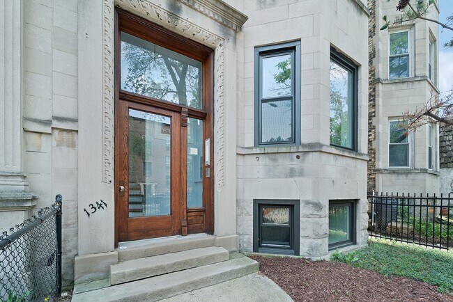 Building Photo - 1341 W Foster Ave