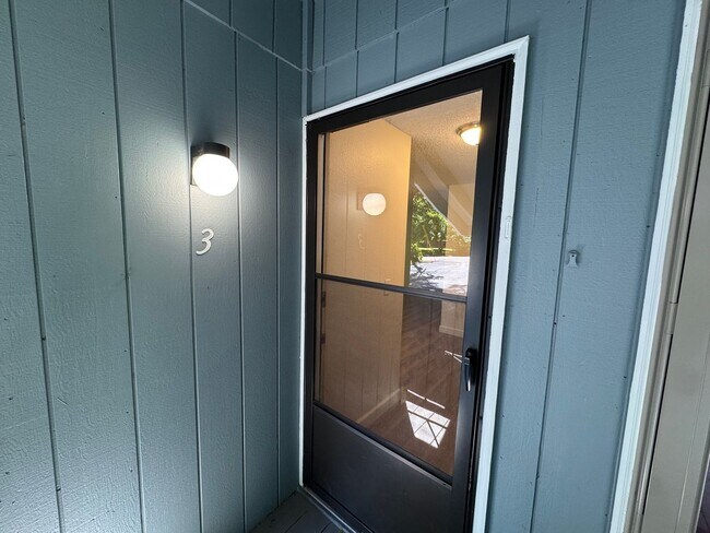 Foto del edificio - Charming Condo with Creek Views, Laminate ...