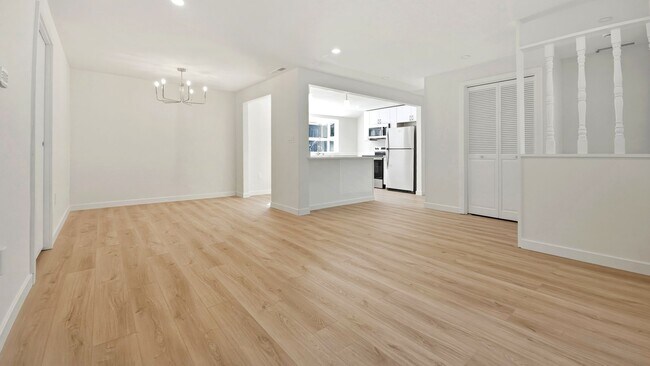 Foto del edificio - Fully Remodeled 2 Bed 2 Bath Front Unit in Prime Lynnwood Location
