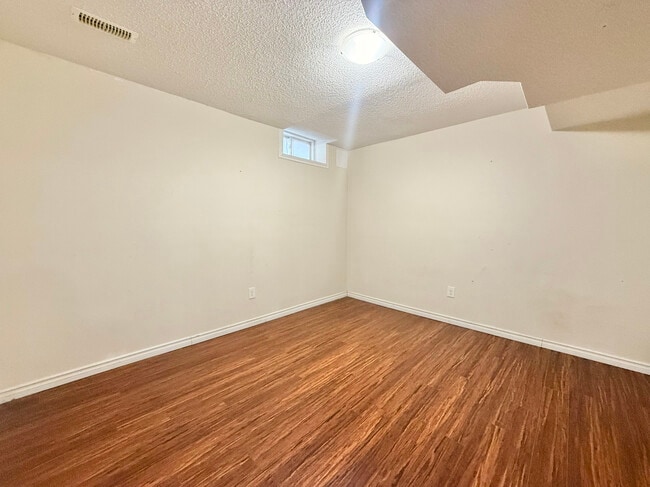 Building Photo - 2 BED - 1 BATH - MISSISSAUGA - BASEMENT