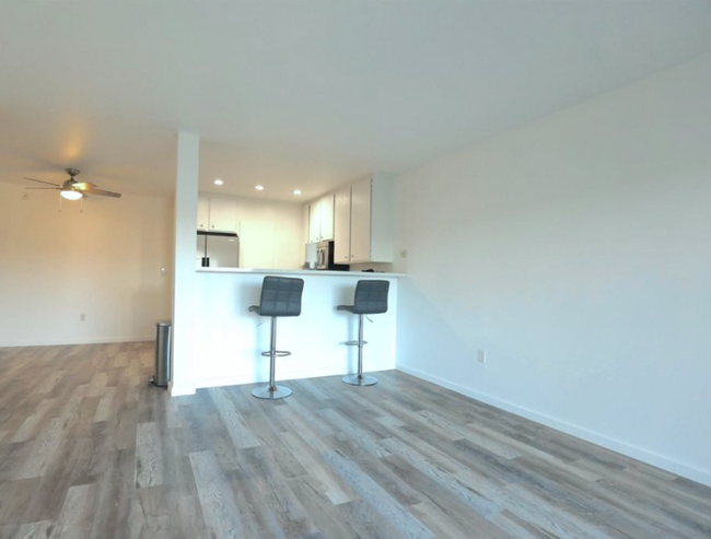 Building Photo - 6780 Friars Rd